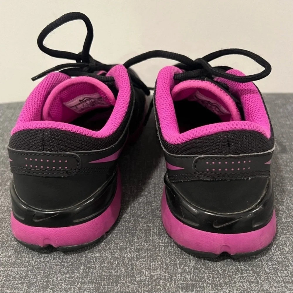 Nike flex trainer 2 - women Black Sneakers with Magenta Highlights/size 6